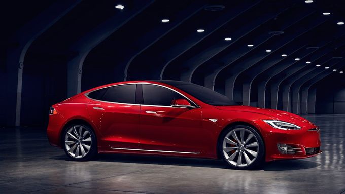 Tesla model S po modernizaci.
