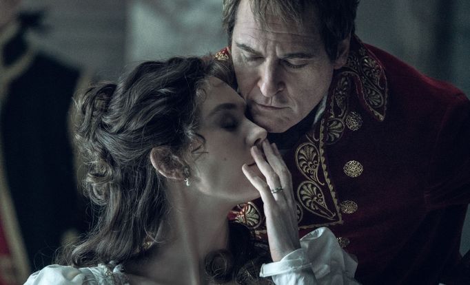 Joaquin Phoenix jako Napoleon a Vanessa Kirby v roli císařovny Joséphine.