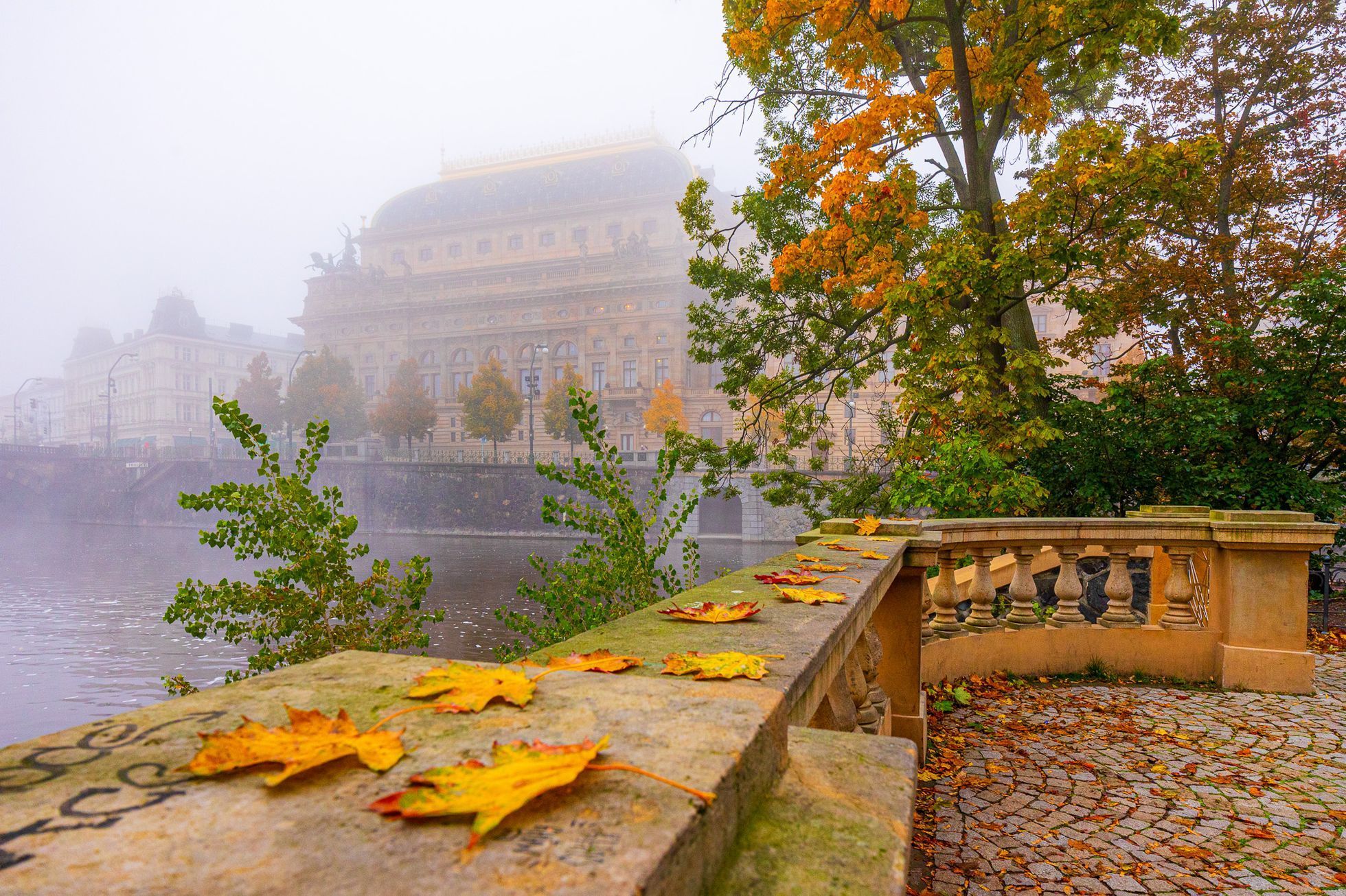 Krása podzimní Prahy na fotografiích Radoslava Vnenčáka