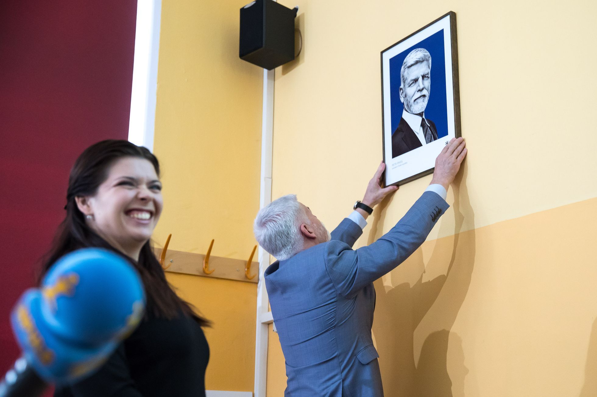Prezident Petr Pavel odhalil svou oficiální známku a prezidentský portrét na Smíchovské střední průmyslové škole a gymnáziu