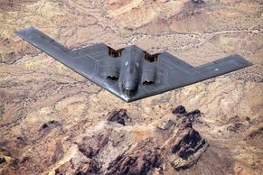 Co dokáže chlouba letectva USA? "Neviditelný" bombardér B-2 ještě nikdo nesestřelil