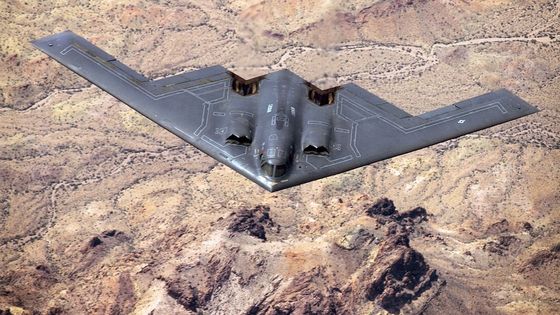 Co dokáže chlouba letectva USA? "Neviditelný" bombardér B-2 ještě nikdo nesestřelil