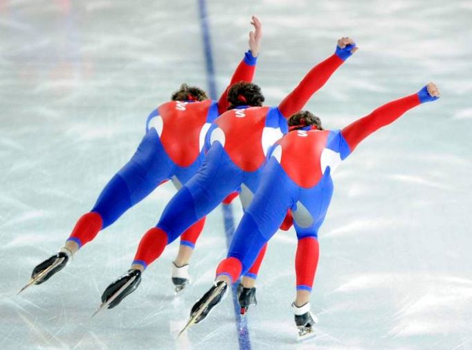 Členové ruského rychlobruslařského týmu trénují na olympijském oválu v Richmondu před Zimními olympijskými hrami ve Vancouveru, 10. února 2010.