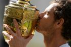 Domácí fanoušci se nakonec dočkali, Andy Murray zvedl podruhé v životě nad hlavu vítězný pohár.