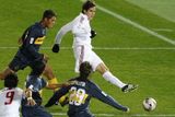 Kaká z AC Milán (v bílém) skóruje ve finále MS klubů proti Boca Juniors.