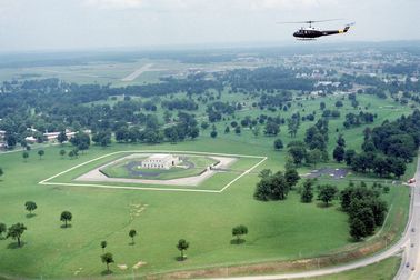 Letecký pohled na United States Bullion Depository v areálu pevnosti Fort Knox ve státě Kentucky v USA. V pozadí je vidět Godmanovo vojenské letiště. Snímek z roku 1989.