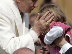 Papež Benedikt XVI. nedávno prohlásil, že jej malá porodnost v Evropě  velmi znepokojuje.