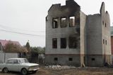 Ohněm poničený dům v chatové oblasti na okraji Kupavny.