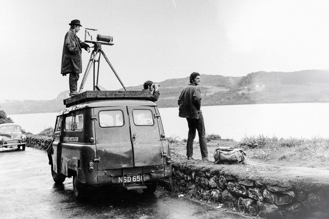 Loch Ness, 1. srpna 1968: Tým Loch Ness Investigation sleduje hladinu dalekohledy a kamerou během systematického hlídkování.