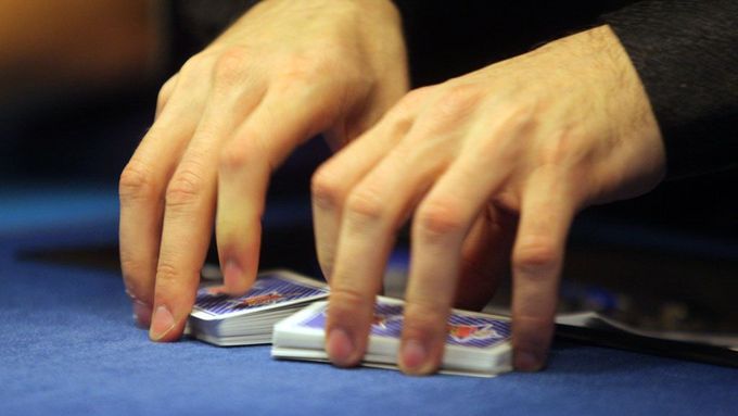 Ruce hráče pokeru (ilustrační foto)