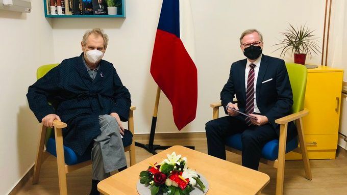 Kandidát na premiéra Petr Fiala na schůzce s prezidentem Milošem Zemanem v Ústřední vojenské nemocnici.
