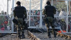 Makedonští policisté u zavřené hranice.