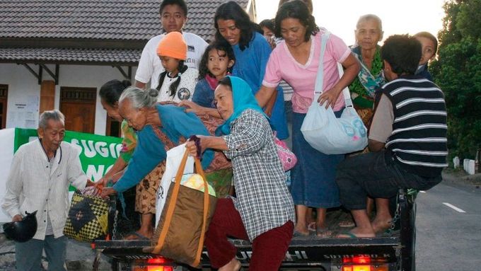 Evakouvaní vesničané z oblasti Mount Kelud v Indonésii