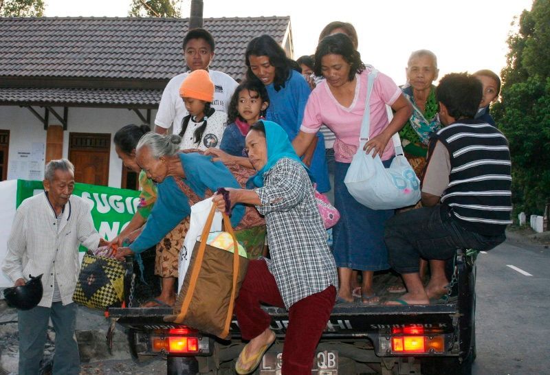 Evakouvaní vesničané z okolí Mount Kelud v Indonésii