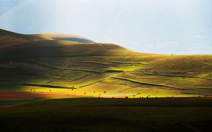 Rozkvetlá letní pole v okolí italské vesnice Castelluccio di Norcia