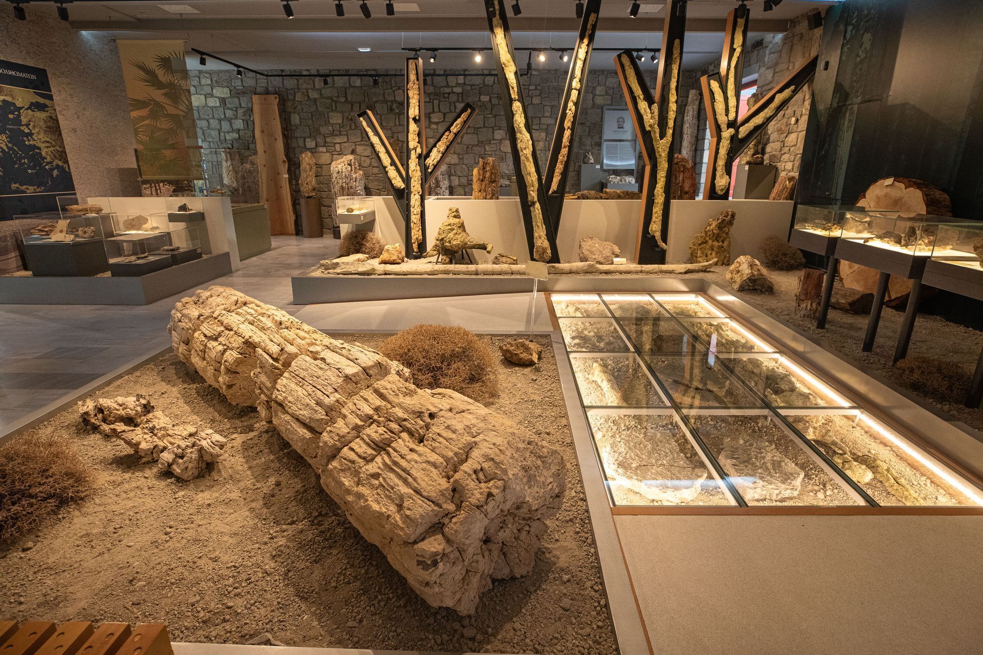 Lesbos turistické tipy, turismus, historie, antické památky, akvadukt, zkamenělý les UNESCO