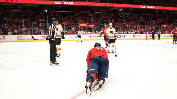 Zraněný Alexandr Ovečkin v zápase Washingtonu s Philadelphií v přípravě před NHL.