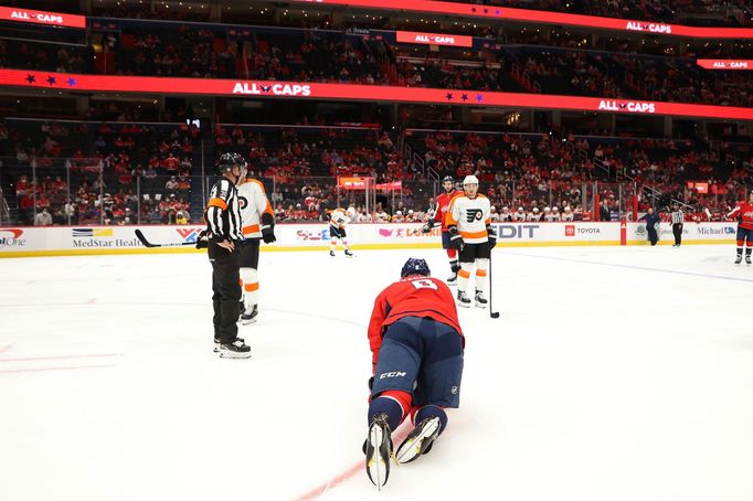 Zraněný Alexandr Ovečkin v zápase Washingtonu s Philadelphií v přípravě před NHL.