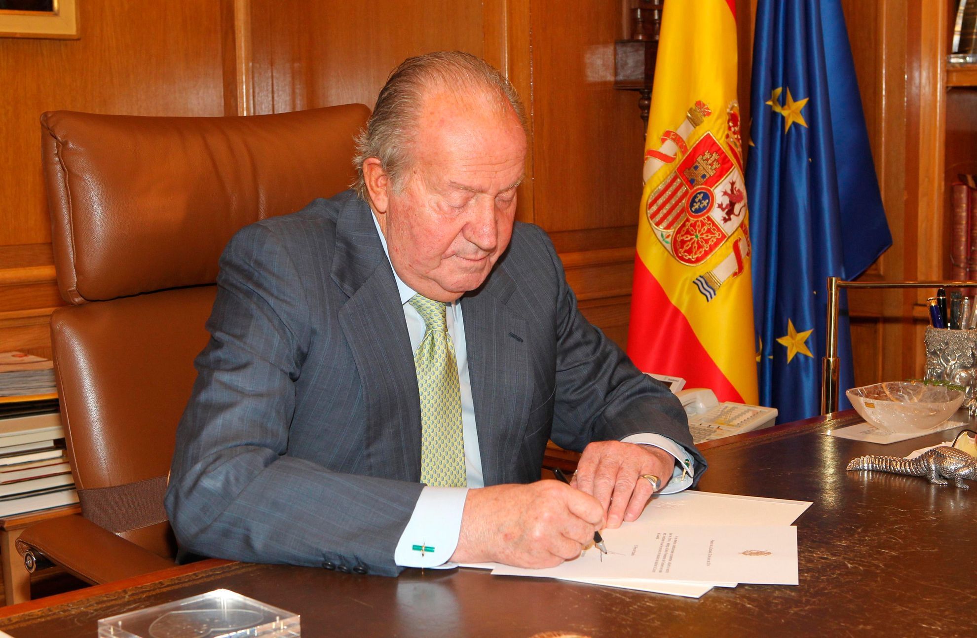 Španělský král podepisuje oznámení o abdikaci