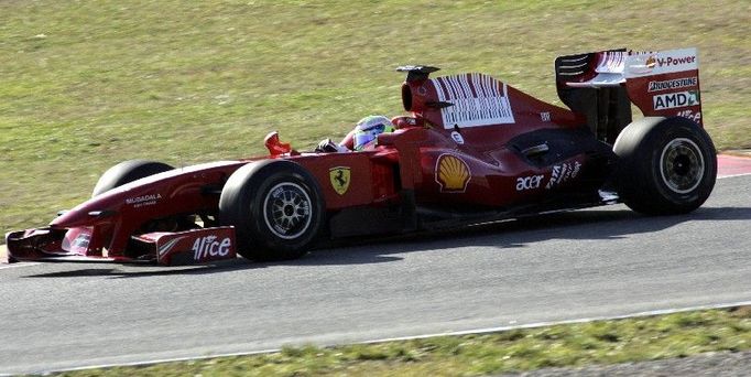 Ferrari F60 zdobí ve střední části "láhev od coca-coly".