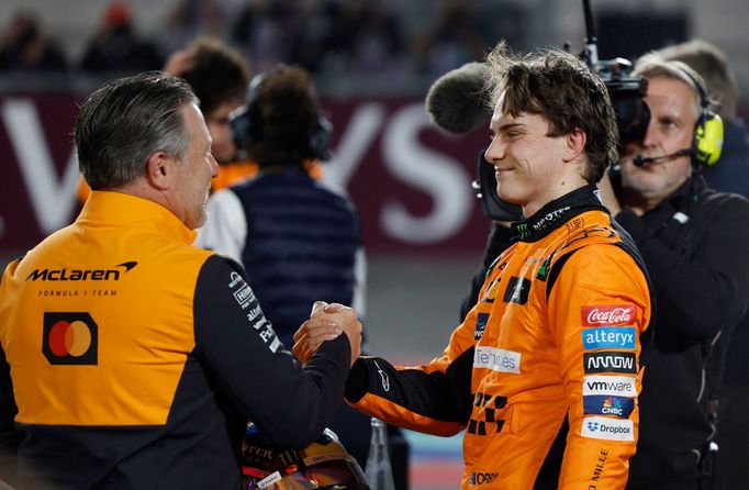 Pilot Oscar Piastri (vpravo) a šéf stáje Zak Brown slaví triumf ve sprintu v rámci VC Kataru 2024