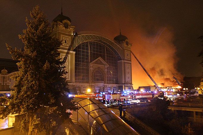 Hořící Průmyslový palác na Výstavišti Praha