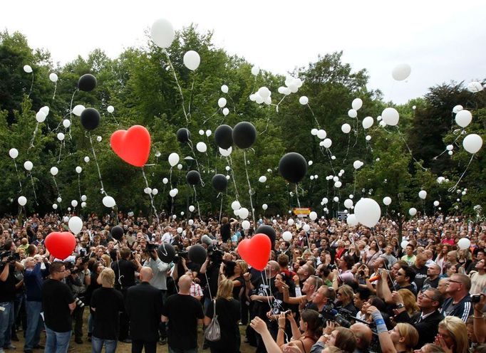 Účastníci pochodu do vzduchu vypustili stovky černých a bílých balonků.