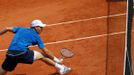 Český tenista Tomáš Berdych zachraňuje výměnu proti Francouzi Michaelu Llodrovi ve 2. kole French Open 2012.