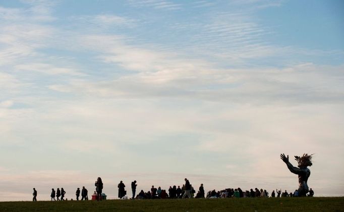 Stonehenge je komplex menhirů a kamenných kruhů, nacházející se na Salisburské pláni asi 13 km severně od městečka Salisbury v Jižní Anglii.