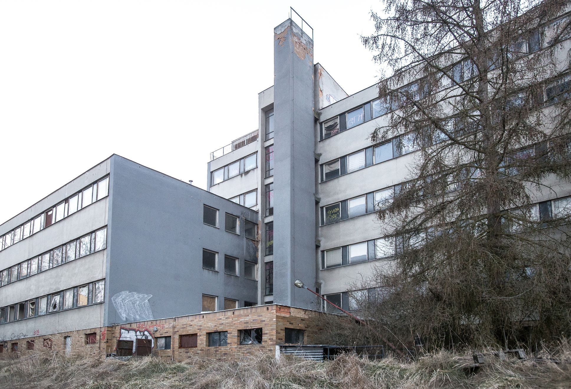 Zchátralá záložní nemocnice v Jílovém u Prahy