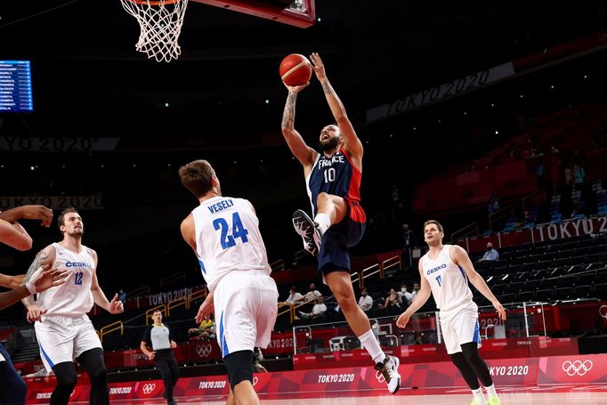 Evan Fournier  a Jan Veselý v zápase Česko - Francie na OH 2020