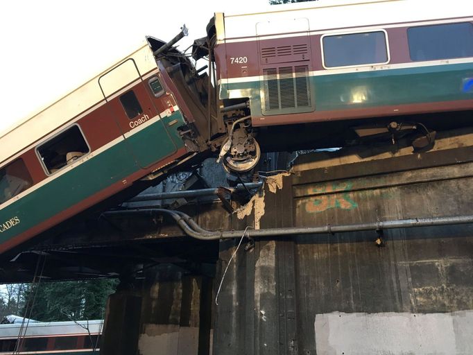 U amerického Seattlu vykolejil vlak, část vagonů se zřítila na dálnici.