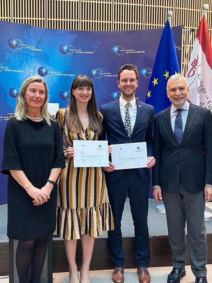 Promoce na diplomatické akademii: Federica Mogheriniová, Dorota Saitzová, Jan Zdrálek Gross a Stefano Sannino (generální tajemník Evropské služby pro vnější činnost)