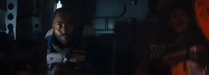 John David Washington jako Joshua.