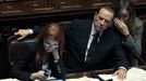 Berlusconi naslouchá ministryni životního prostředí Stefanii Prestigiacomové, zatímco ministryně cestovního ruchu Michela Vittoria Brambilla telefonuje. V parlamentu, v Římě - 13. října 2011.