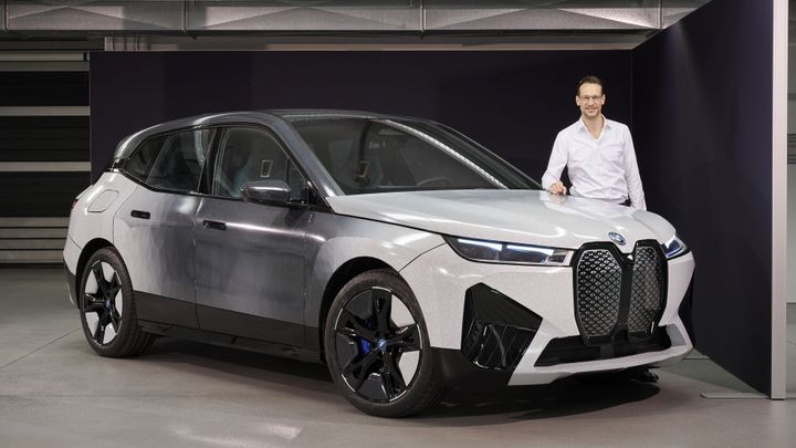 Na dopravním budou mít hlavu „v pejru“. BMW ukázalo auto, které mění barvu; Zdroj foto: Reuters