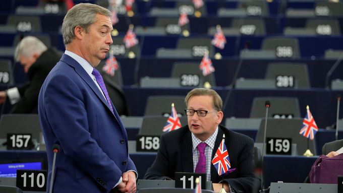Nigel Farage (UKIP) před debatou o brexitu v europarlamentu.