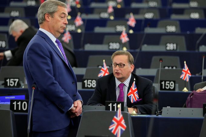 Nigel Farage (UKIP) před debatou o brexitu v europarlamentu.