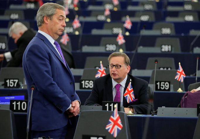 Nigel Farage (UKIP) před debatou o brexitu v europarlamentu.