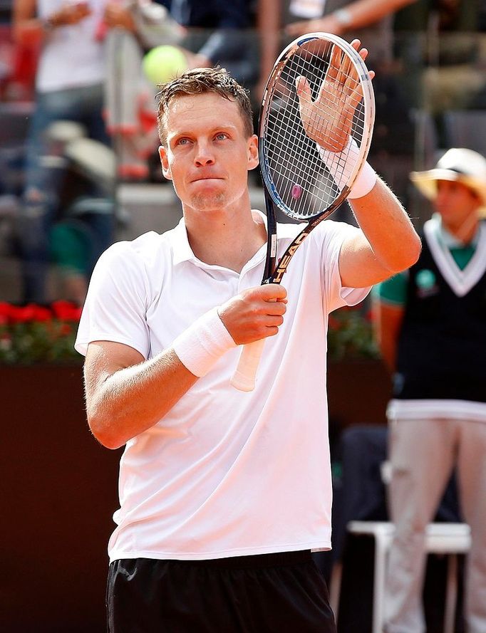 Tomáš Berdych při vítězném duelu s Djokovičem v Římě.