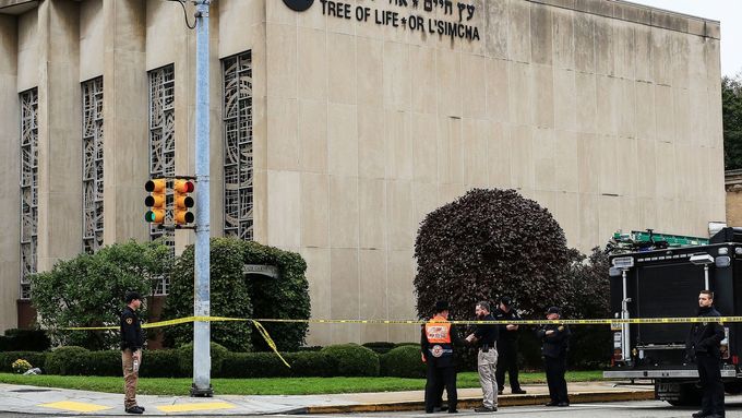 Policisté před synagogou, kde došlo ke střelbě.