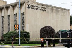 Trump po útoku navštívil synagogu v Pittsburghu, čekaly jej stovky odpůrců