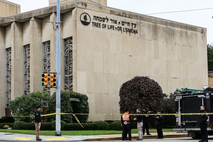 Policisté před synagogou, kde došlo ke střelbě.