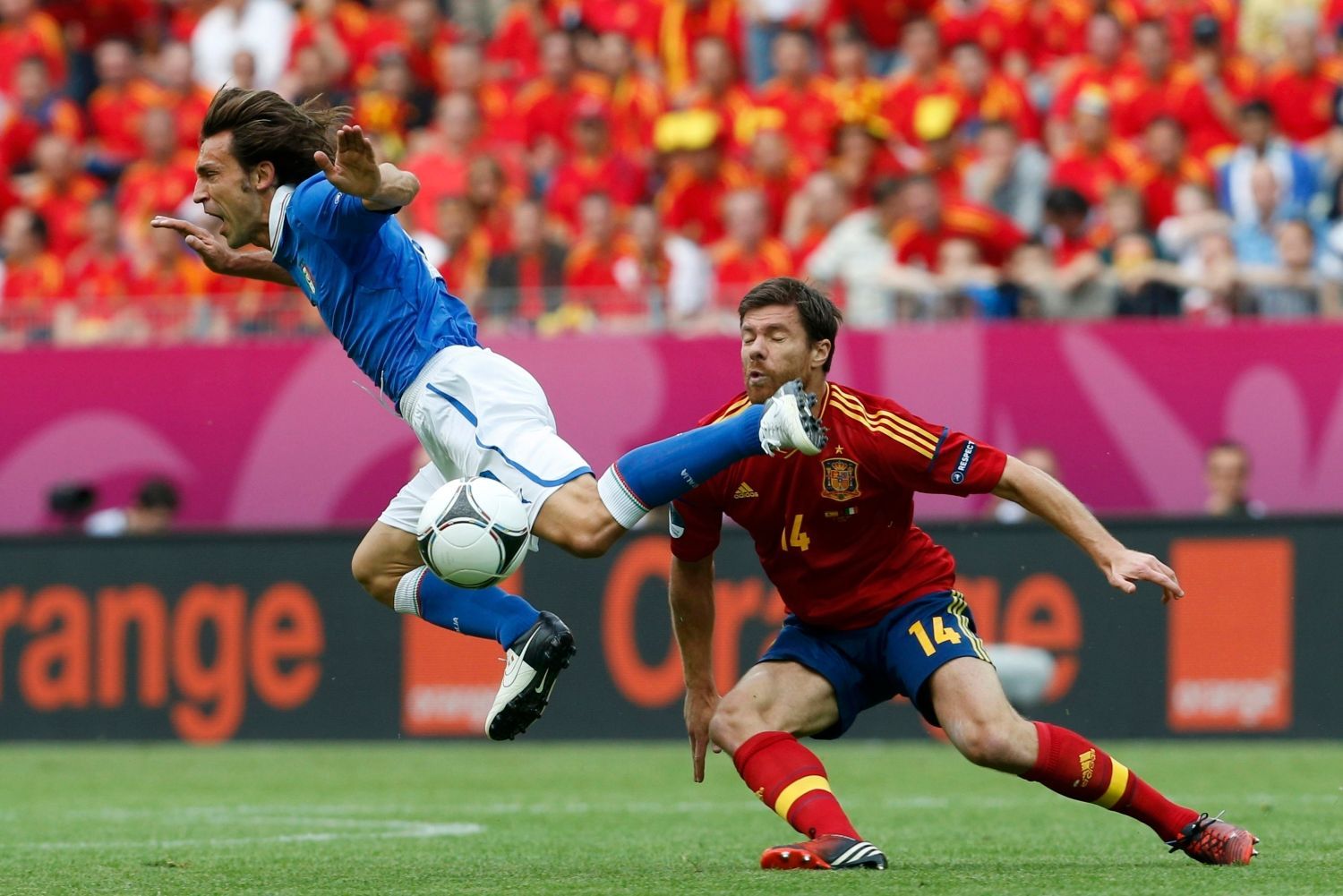 Xabi Alonso fauluje Andrea Pirla v utkání základní skupiny mezi Španělskem a Itálií na Euru 2012