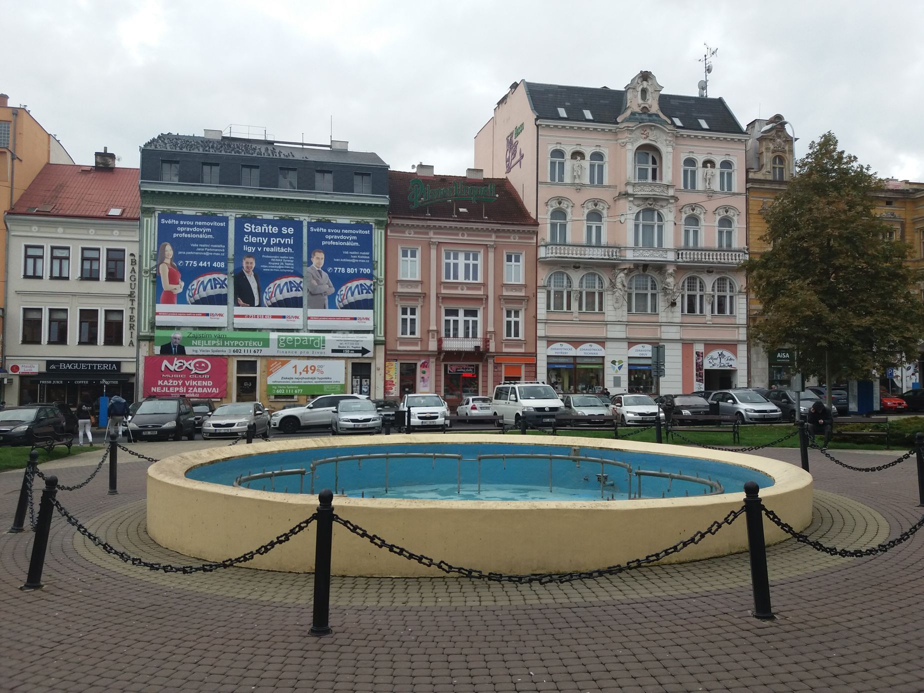 Benešovo náměstí s kašnou, kolem které se ve dnech 11. až 13.listopadu scházeli demonstranti.