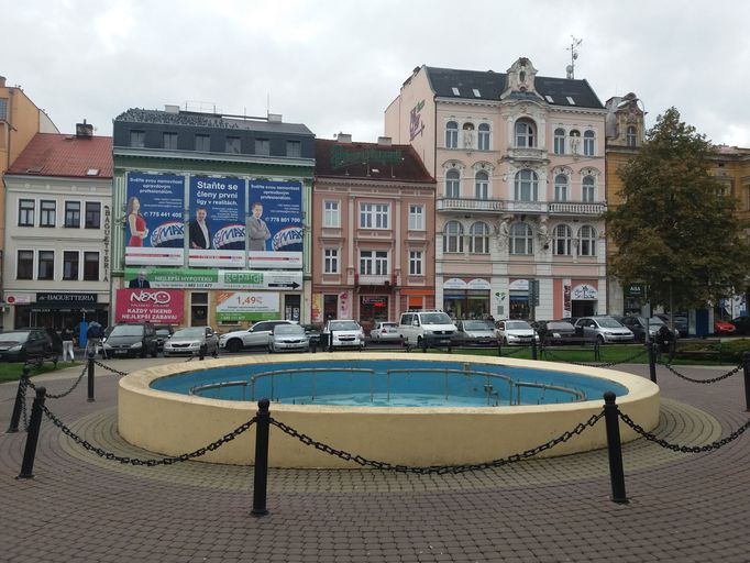 Benešovo náměstí s kašnou, kolem které se ve dnech 11. až 13. listopadu scházeli demonstranti.