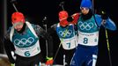 Martin Fourcade, Benedikt Doll a Simon Schempp ve stíhačce na ZOH 2018