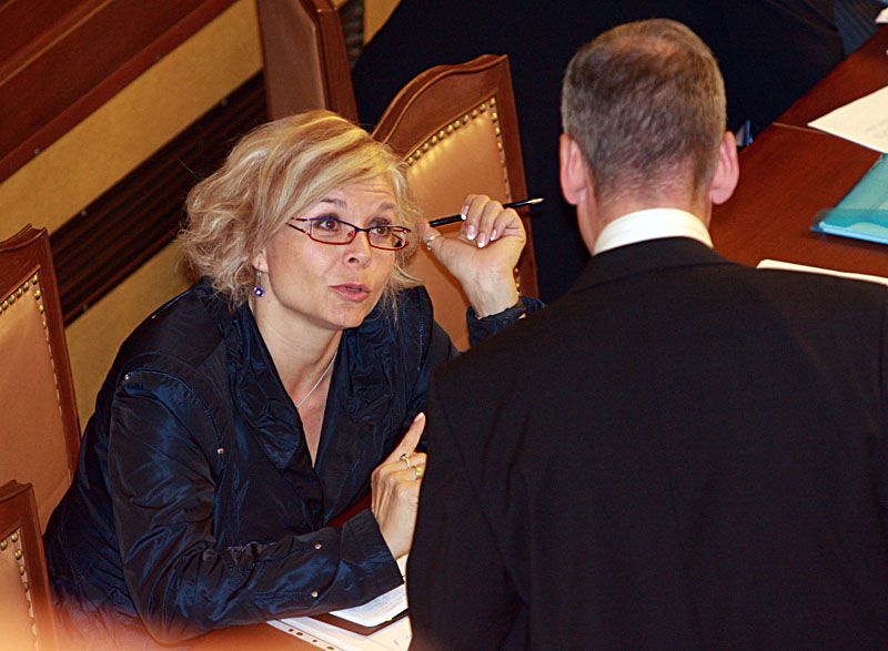 Poslanci a poslankyně schůzují