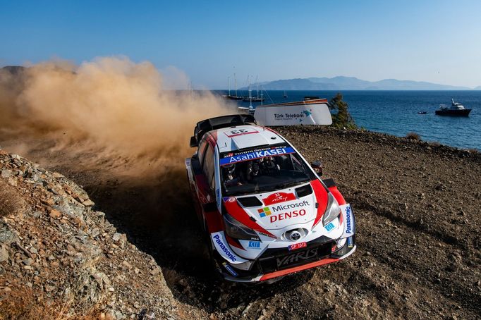 Elfyn Evans v Toyotě na trati Turecké rallye 2020.