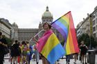 Průvod Prague Pride dorazil na Letnou. Akce se účastní desetitisíce lidí